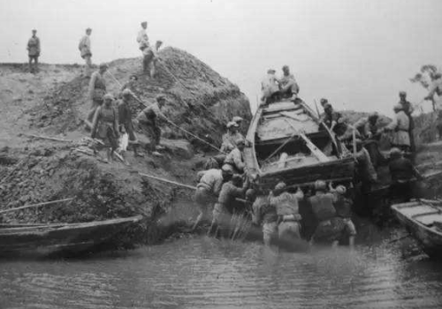 毛主席曾建議不渡湘江，彭德懷也有類似建議，沒被採納致血戰湘江