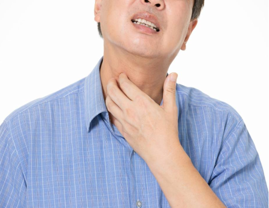 59歲男子咽喉乾燥、發癢，自以為&OpenCurlyDoubleQuote;咽炎&rdquo;，醫院檢查後男子崩潰了