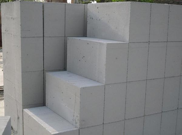 你家農村還用紅磚壘牆嗎？浪費，如今流行加氣磚，冬暖夏涼還抗震