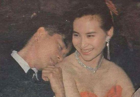 何超瓊為陳百強扶靈，或不是為了愛情，當時扶靈可不止她一個女性