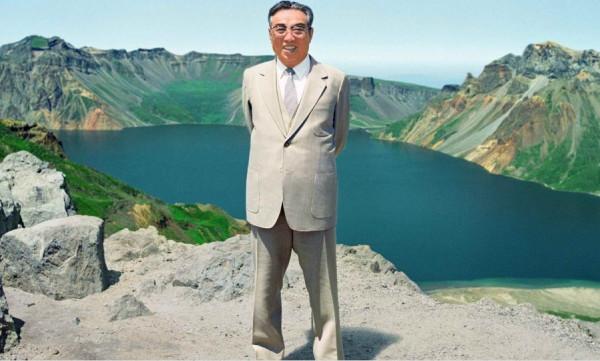 金日成檢閱儀仗隊，被開國少將摟脖子，周恩來批評：他已不是營長