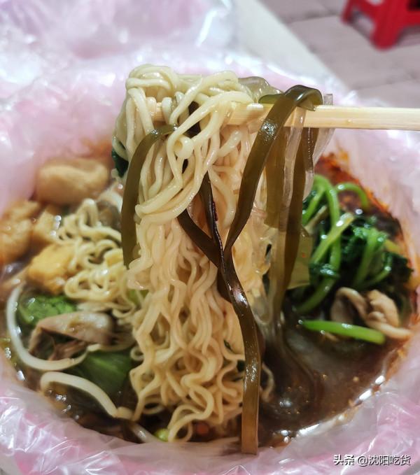 美味還得在市場裡找，5元拌的燻醬雞架，配老式麻辣燙，太香了