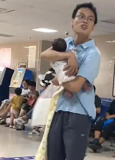 有一種“為難”叫新手爸爸抱娃：隔著螢幕，都能感覺他們太難了