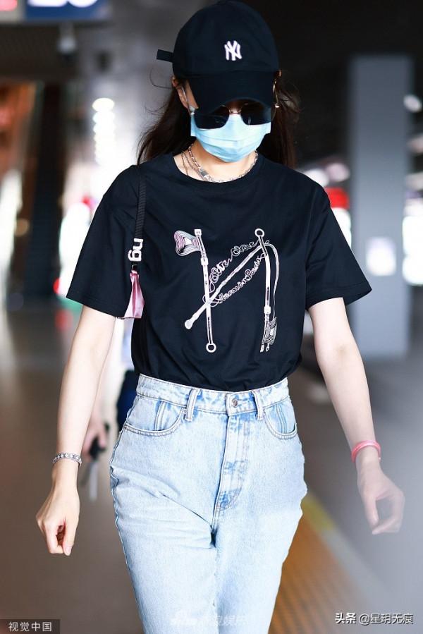 唐嫣戴棒球帽穿T恤休閒青春 穿破洞牛仔褲大步流星顯腿長