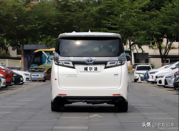 近百萬元的全新豐田皇冠威爾法，換裝了皇冠車標，就是身份的象徵