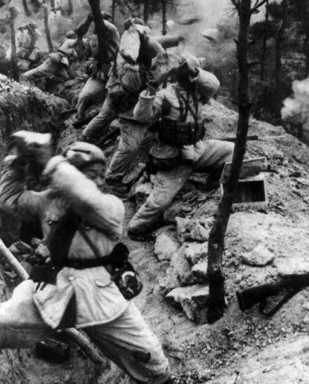 5萬打2.4萬，美軍為何突不破鐵原？這8個志願軍的回答震撼了他們