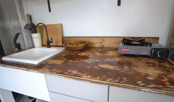 她低價買下10㎡“迷你房”，蝸居日子轉眼已1年，網友：自得其樂