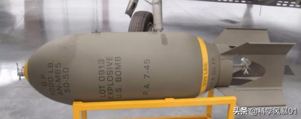 炸彈上高速旋轉的“螺旋槳”，讓彈體砸進艦體內部再炸，威力倍增