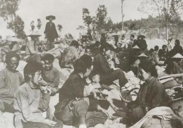 授勳結束，臺下還有一個人，周總理忙上前詢問，答：沒念我的名字