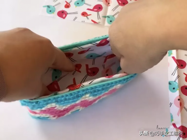 舊衣褲的拉鍊剪下來後，用鉤針戳一圈就有無數的收納