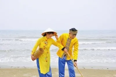 走了80個地方，拍了56個民族的結婚照：“90後”小夫妻辭職搭車去結婚