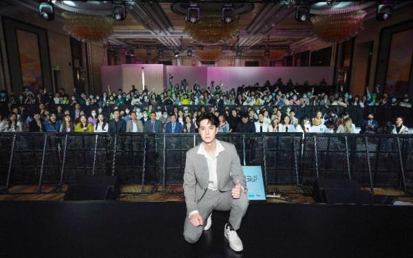 王一博現身完子心選品牌見面會，攜完子顧問團精彩亮相