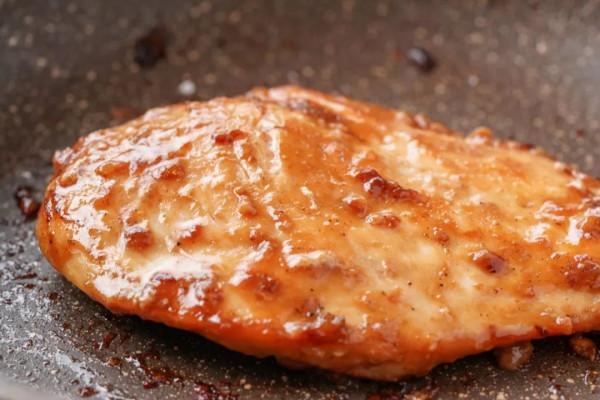 老年人摔跤後容易骨折？到了年紀後，保護骨骼健康吃這2種肉