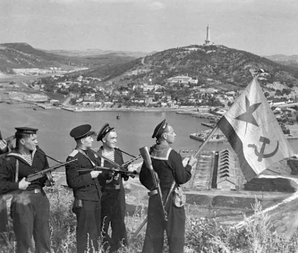 1904年日本俄國旅順爭奪戰，一場由海戰變成白刃戰的殘酷戰鬥