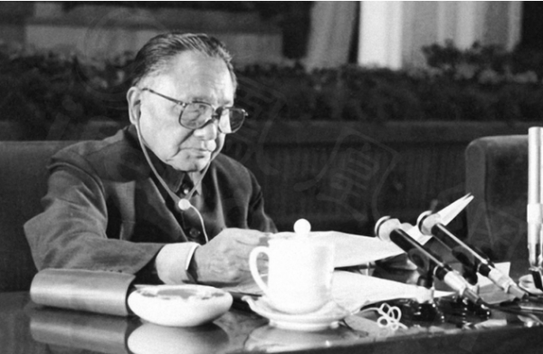 1978年，改革開放元年，一位74歲高齡的老人正在為中國未來忙碌