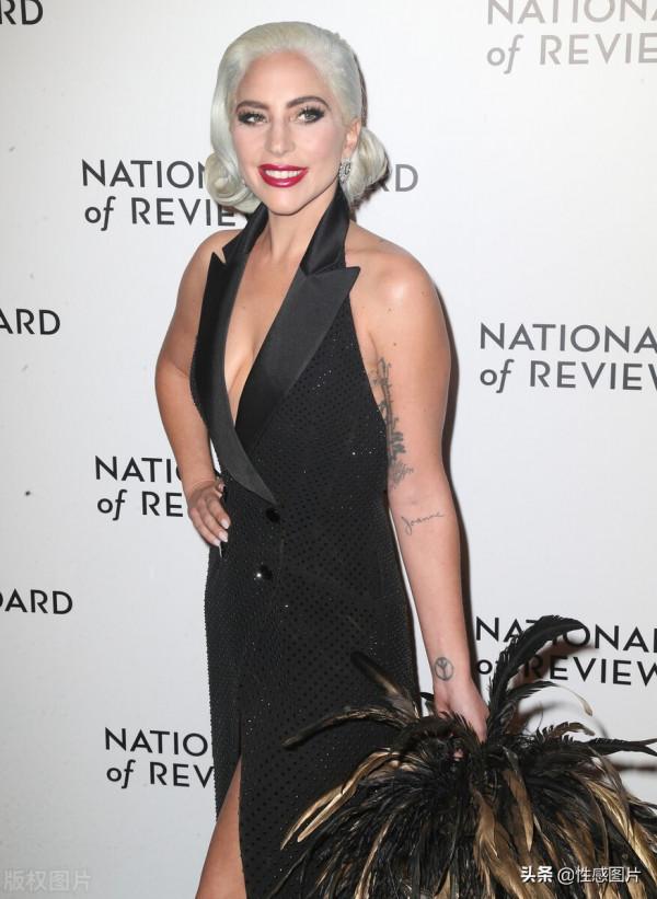 Lady Gaga:手提雞毛撣拗造型氣場沖天,白色復古髮髻滿滿名媛感 Lady Gaga:手提雞毛撣拗造型氣場沖天,白色復古髮髻滿滿名媛感