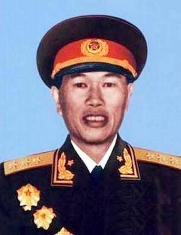 戰士從報紙上認出父親，指導員卻說：別亂想了，那是高階首長