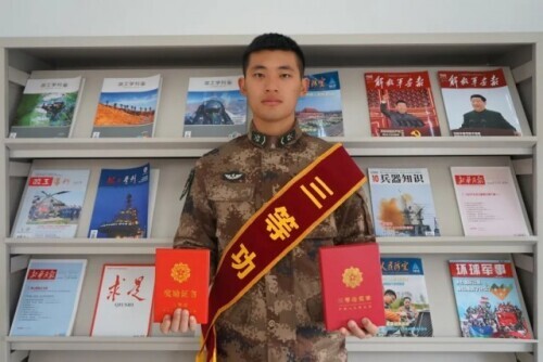 雙胞胎同年考上大學，同年參軍入伍守衛祖國邊防線！這樣的人生不要太精彩