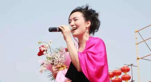 央視主持人孫小梅：曾經被萬人追捧，事業巔峰卻隱退幕後