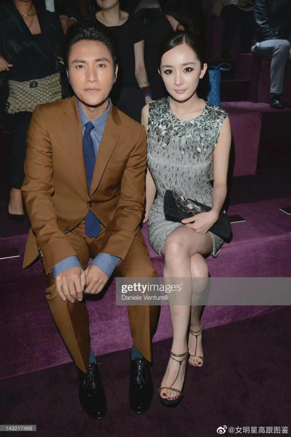 楊冪早期菸灰色包臀裙出席現場活動，老圖新發