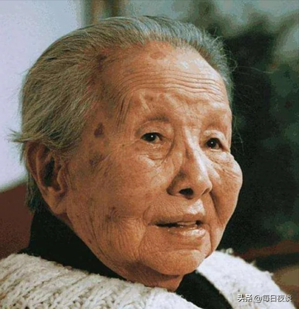 冰心死後,她的孫子為何在她墓碑上寫上“枉為人表,教子無方” 冰心死後,她的孫子為何在她墓碑上寫上“枉為人表,教子無方”