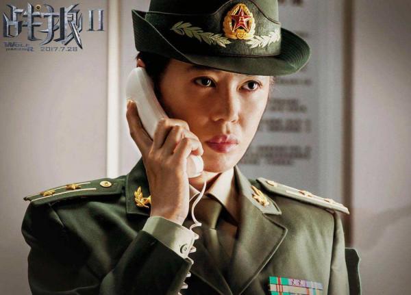 女明星軍裝造型有多浮誇？有人不捨大紅唇，有人腳踩10公分高跟