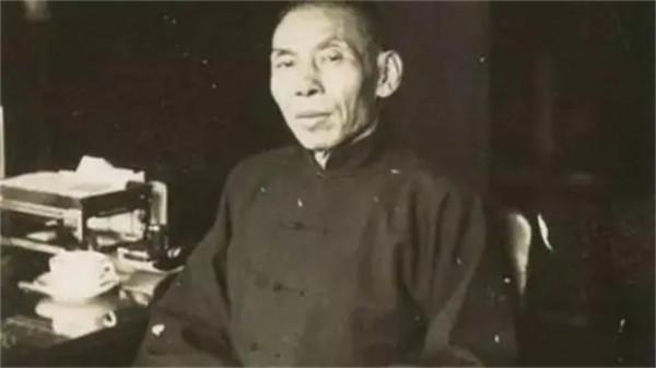 戴笠請50個漢奸吃飯，坐下後，他說：現在公開逮捕名單