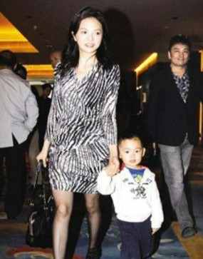 從“家喻戶曉”到“銷聲匿跡”，49歲的文清到底經歷了什麼？