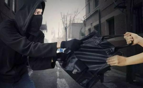 德國三胞胎個個是學霸，老三入獄3兄弟輪流坐牢，多年未被識破