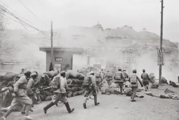 師長被馬家軍殺害，政委裝成乞丐逃脫，12年後率一個軍報仇