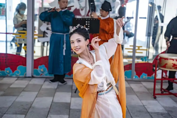 漢服換裝、花鈿上裝、團扇DIY......這個中秋，驚豔了全城