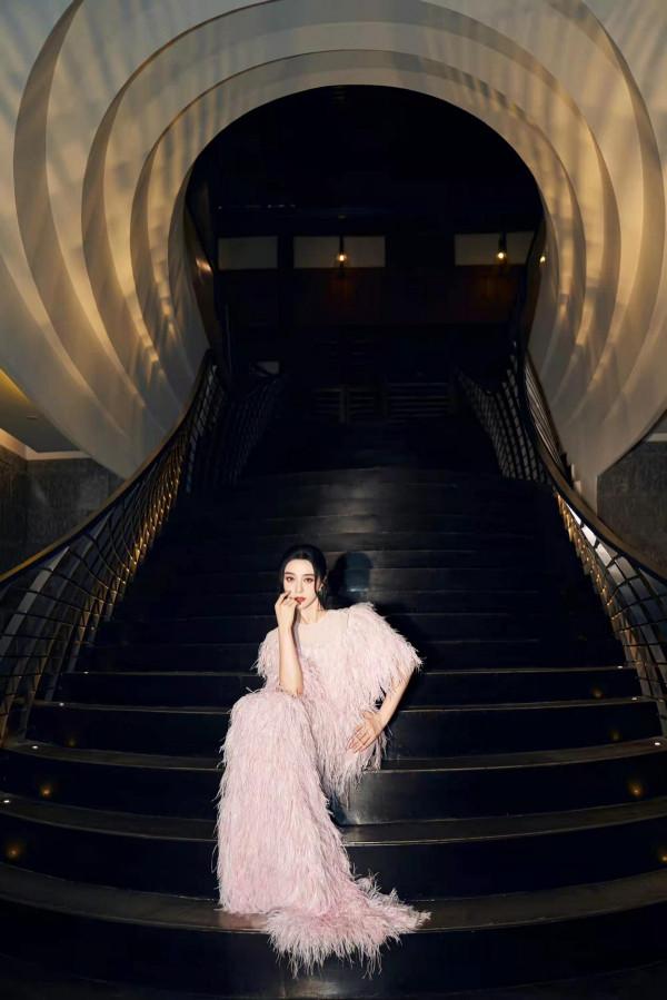 范冰冰高調出席活動成人氣王！穿粉色羽毛裙明豔四射，新造型封神