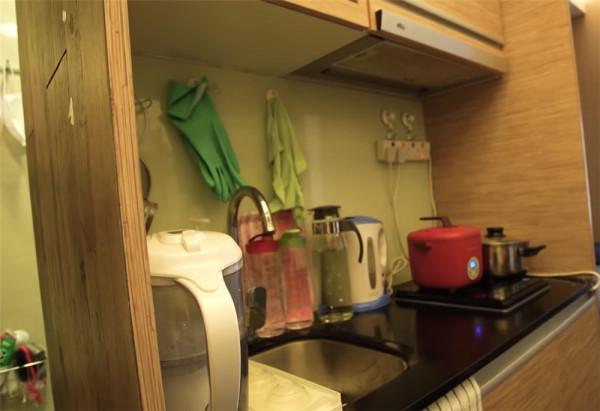 香港90後夫妻“閃婚”,婚後住進9㎡劏房,逼仄的蝸居生活轉眼1年 香港90後夫妻“閃婚”,婚後住進9㎡劏房,逼仄的蝸居生活轉眼1年