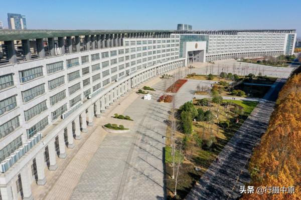 一個大學只有一棟教學樓？這樓，可真長