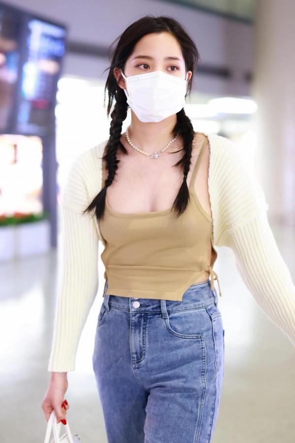 機場抓拍娛樂圈的小花私服，你更喜歡誰