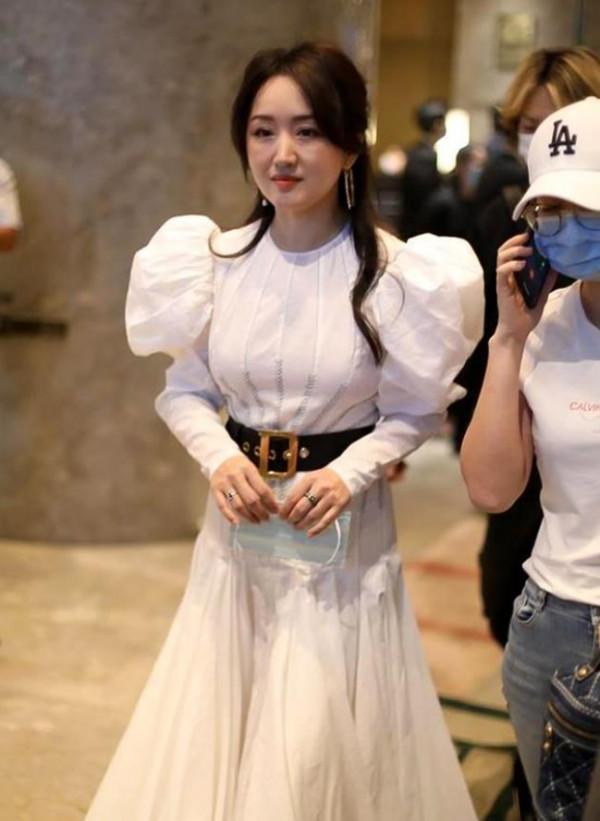 50歲楊鈺瑩不肯優雅老去,還穿泡泡袖公主裙扮少女,氣質確實不錯 50歲楊鈺瑩不肯優雅老去,還穿泡泡袖公主裙扮少女,氣質確實不錯