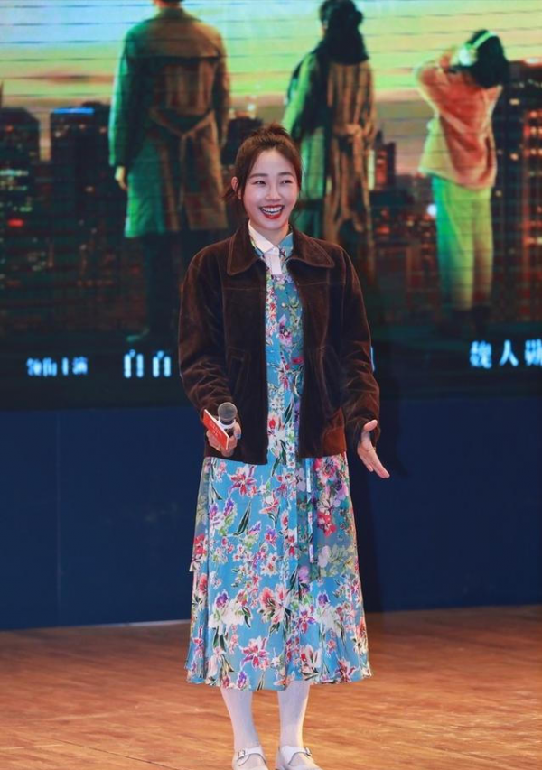 白百何參加活動，穿燈芯絨夾克配花裙，氣質宛如鄰家妹妹