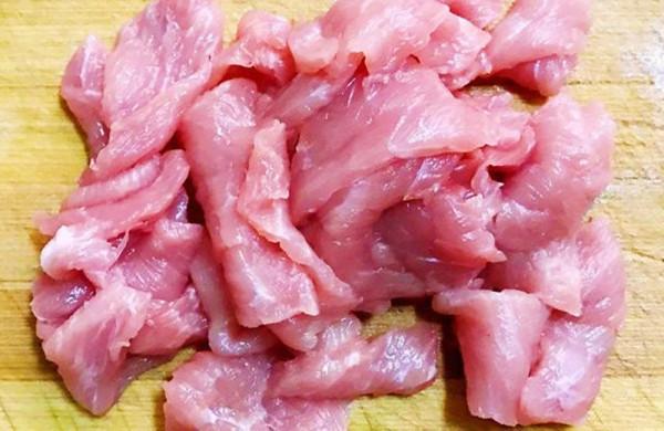 炒瘦肉時，只加蛋清或澱粉都不對，教你一個小訣竅，肉絲鮮嫩入味