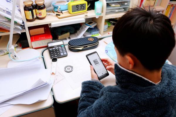 樂習LEXI5一部能讓家長放心的水墨屏手機