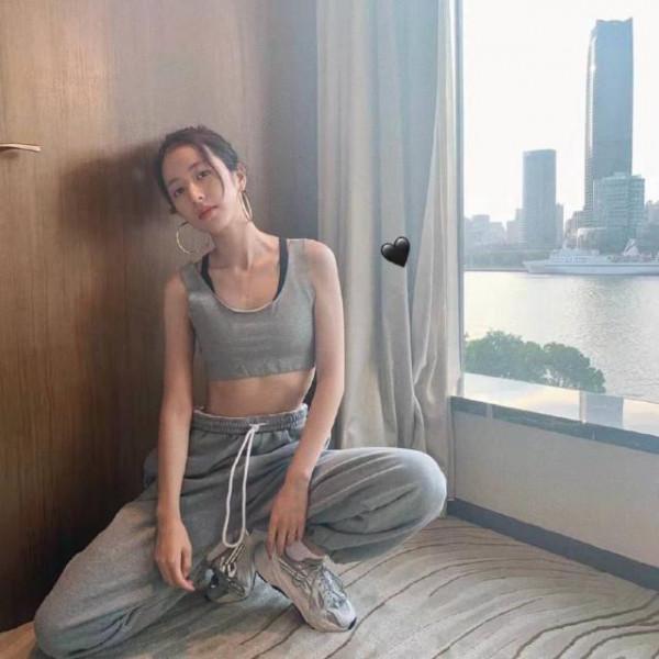 周雨彤的演技又惹爭議？身穿背心大秀小蠻腰，搭檔肖戰成熱門cp