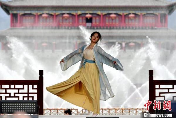 驚豔!穿漢服的小姐姐、小哥哥真是太養眼了 驚豔!穿漢服的小姐姐、小哥哥真是太養眼了