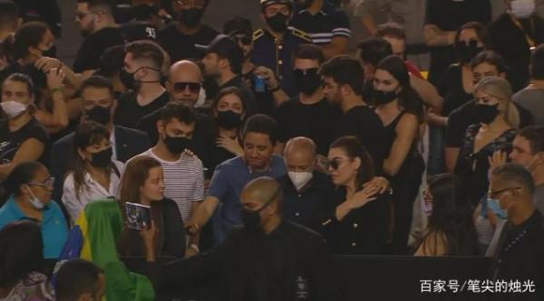 知名女歌手飛機失事離世，近萬歌迷參加葬禮，球星內馬爾發文悼念