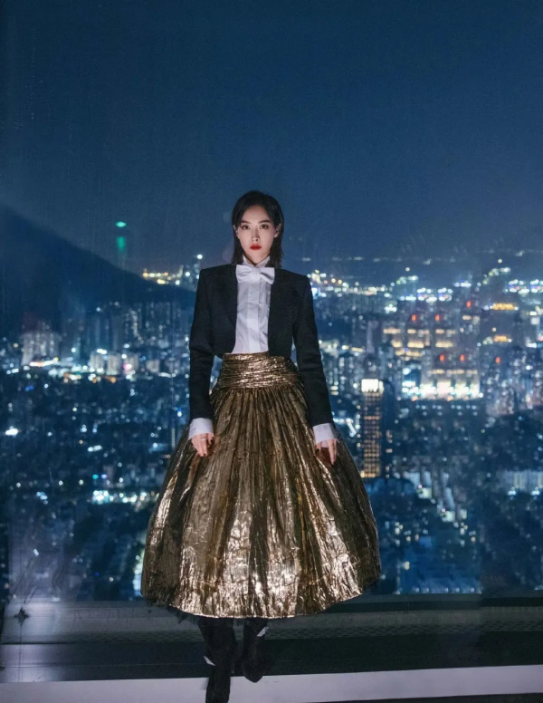 芭莎晚宴大合影曝光:景甜臉變形,宋茜被P上合照,惠英紅站C位 芭莎晚宴大合影曝光:景甜臉變形,宋茜被P上合照,惠英紅站C位