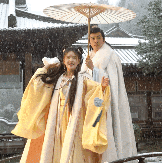 15位女星雪景美圖：楊冪嬌俏、劉詩詩經典，寫真照竟是沈月贏了？