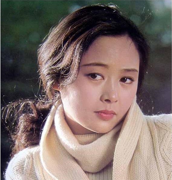 憑《廬山戀》走紅，巔峰時“棄夫”出國，張瑜近況如何？