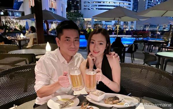 恭喜!TVB離巢夫婦合體慶祝結婚十週年,小十歲妻子露背禮服出鏡 恭喜!TVB離巢夫婦合體慶祝結婚十週年,小十歲妻子露背禮服出鏡