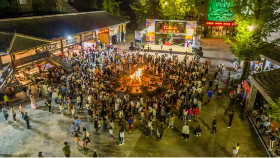 四川人家門口的滑雪場，元旦盡享冰雪世界，團圓跨年吃火鍋