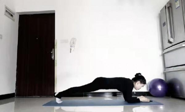 適合手機黨的懶人瑜伽體式，邊玩邊瘦