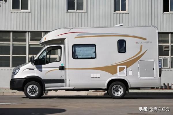 這臺房車有5種充電方式，車內電器語音控制，衛生間也是乾溼分離