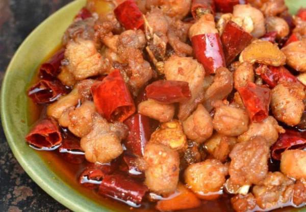 小白兔白又白，兩隻耳朵豎起來，蹦蹦跳跳真可愛，哎呀真香